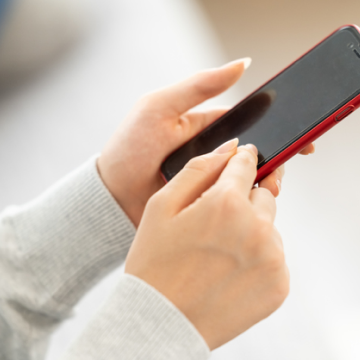 パソコンを操作する画像